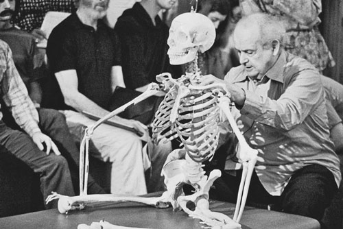 Moshé Feldenkrais explicando con un esqueleto